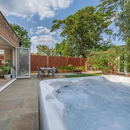 Stunning 3B2Ba Huge Entertaining Space And Hottub!
